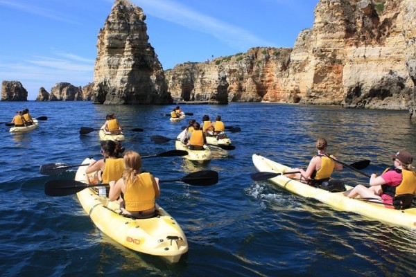 Tour de kayak para visitar as grutas e snorkel.